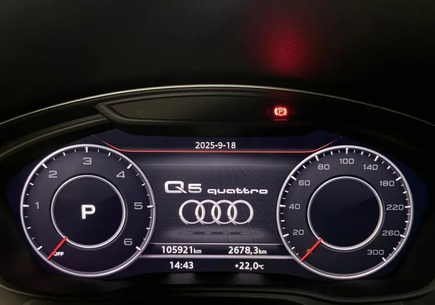 Tableau de bord numérique Audi Q5 Quattro affichant compte-tours, vitesse, kilométrage et température à 14h43.