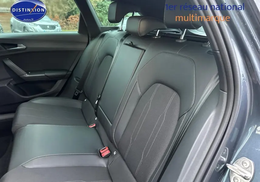 Vue intérieure côté droit sur la banquette arrière en tissu et cuir du CUPRA LEON ST gris magnétique 2025.