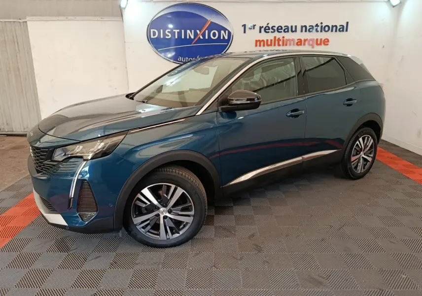 Peugeot 3008 PureTech 130 S&S Allure bleu en 3/4 avant droit, avec jantes alliage et signature lumineuse LED verticale.