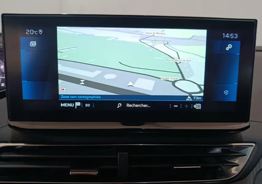 Écran tactile central du tableau de bord du Peugeot 3008 PureTech 130 S&S Allure, affichant la navigation 3D.