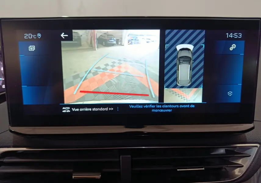 Écran tactile du tableau de bord du Peugeot 3008 bleu 2022 montrant la caméra de recul et l'aide au stationnement arrière