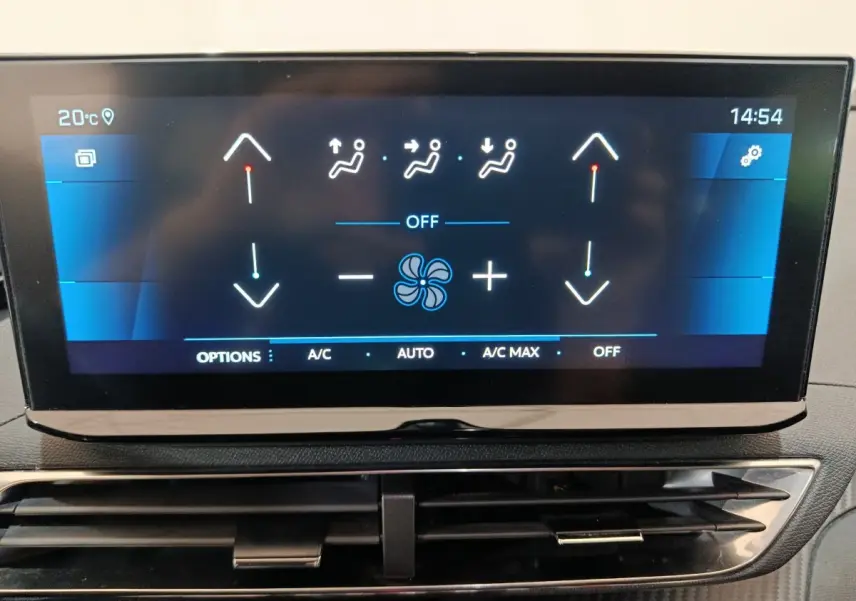 Écran tactile central affichant la climatisation digitale du Peugeot 3008 bleu PureTech 130 S&S Allure 2022.
