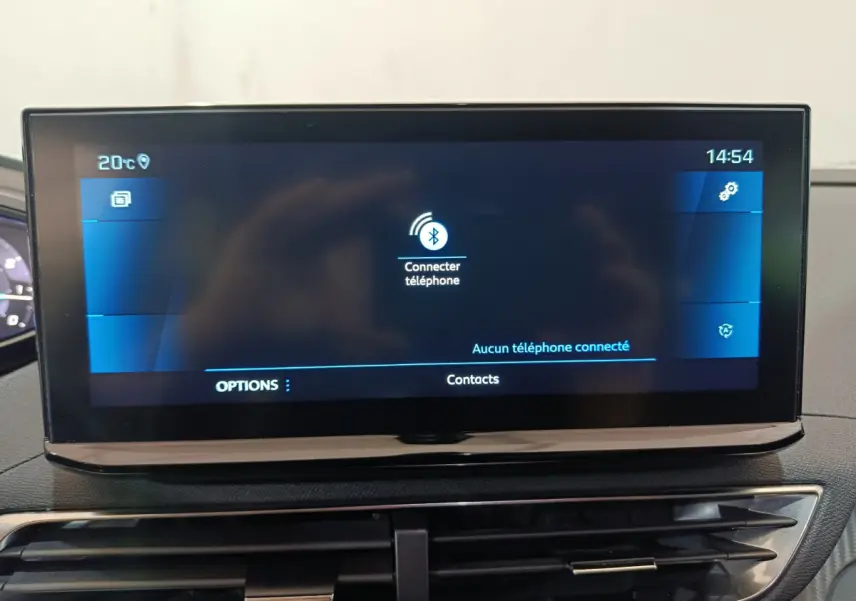 Écran tactile central affichant la connexion Bluetooth dans l'habitacle du Peugeot 3008 bleu PureTech 2022