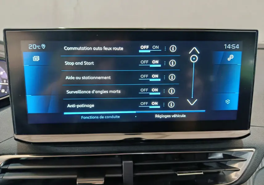 Écran tactile central du tableau de bord du Peugeot 3008 bleu, affichant les réglages d'aides à la conduite.