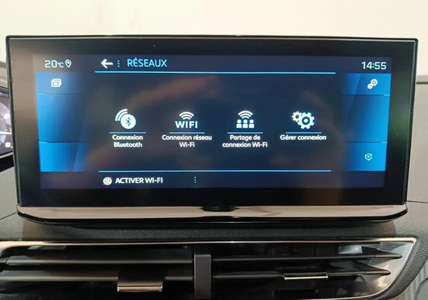 Écran tactile central du tableau de bord du Peugeot 3008 bleu, affichant les options de connexion Wi-Fi et Bluetooth.