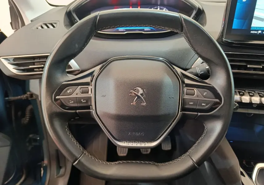 Volant cuir noir avec commandes multifonctions du Peugeot 3008 PureTech 130 S&S Allure, vue de face intérieur bleu visible.