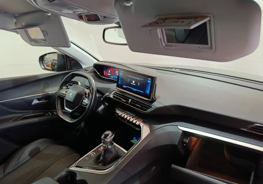 Intérieur du Peugeot 3008 bleu, vue côté conducteur, tableau de bord avec écran tactile et volant cuir multifonctions.