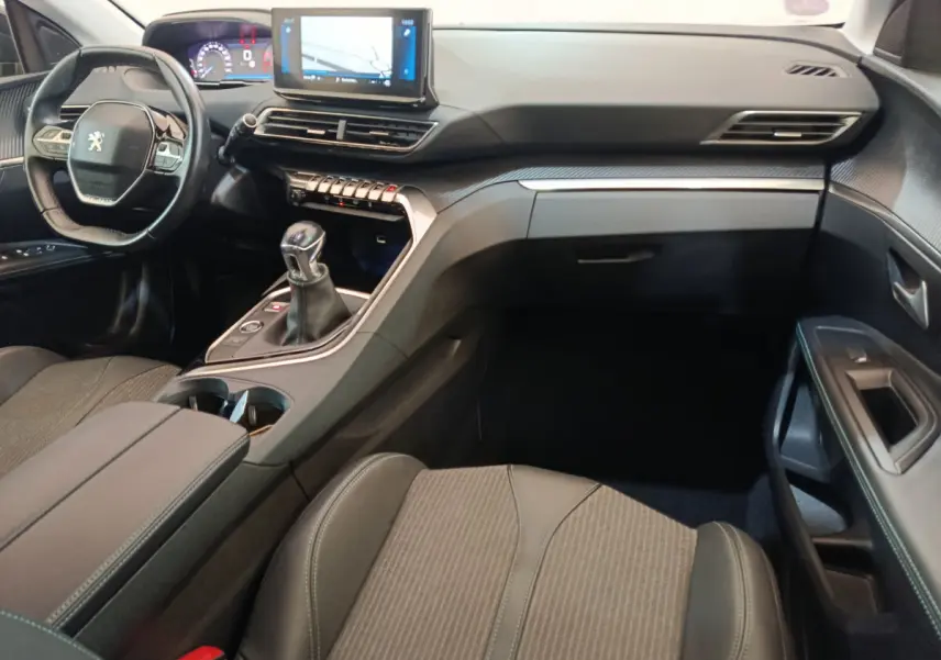 Intérieur du Peugeot 3008 PureTech 130 S&S Allure 2022, vue côté passager avec tableau de bord et écran tactile central.