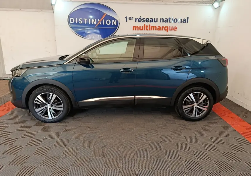 Profil côté gauche d'un Peugeot 3008 PureTech 130 S&S Allure bleu, stationné en intérieur sur sol damier.