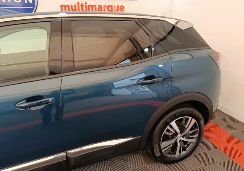 Vue latérale droite du Peugeot 3008 bleu 2022, mettant en valeur les jantes alliage et les vitres teintées.