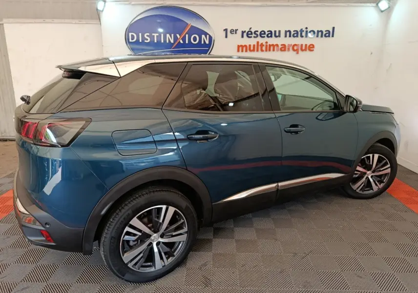 Peugeot 3008 PureTech 130 S&S Allure bleu vue de profil côté gauche, avec jantes alliage et feux arrière LED.