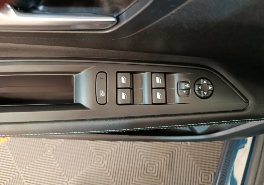 Panneau de commandes des vitres et rétroviseurs côté conducteur d’un Peugeot 3008 bleu, finition Allure 2022.