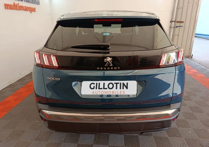 Vue arrière d'un Peugeot 3008 bleu 2022 avec feux arrière LED caractéristiques et logo lion central.