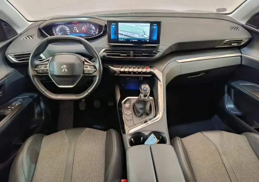 Intérieur du Peugeot 3008 PureTech 130 S&S Allure 2022, vue tableau de bord et console centrale avec écran tactile et volant cuir.