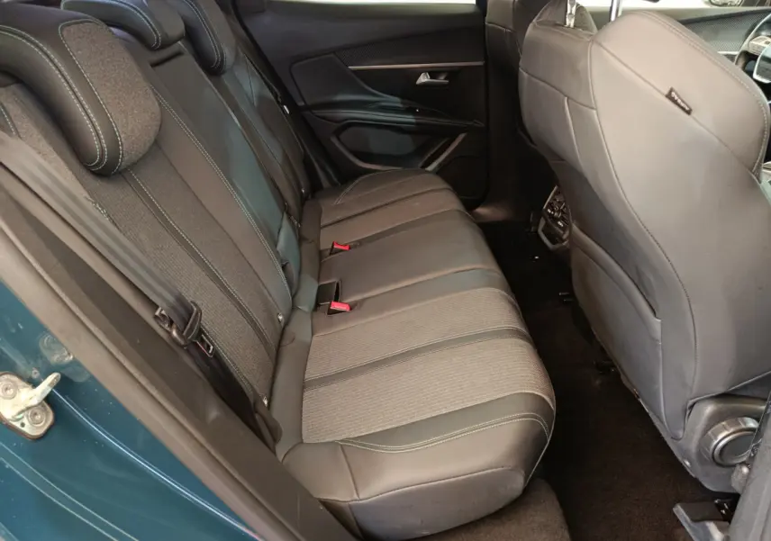 Vue intérieure côté gauche des sièges arrière en tissu et cuir noir du Peugeot 3008 bleu PureTech 130 S&S Allure 2022.