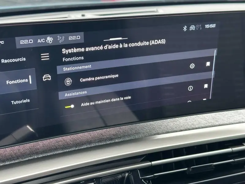 Écran tactile intérieur du Peugeot 3008 bleu 2025 affichant les aides à la conduite avancées (ADAS)