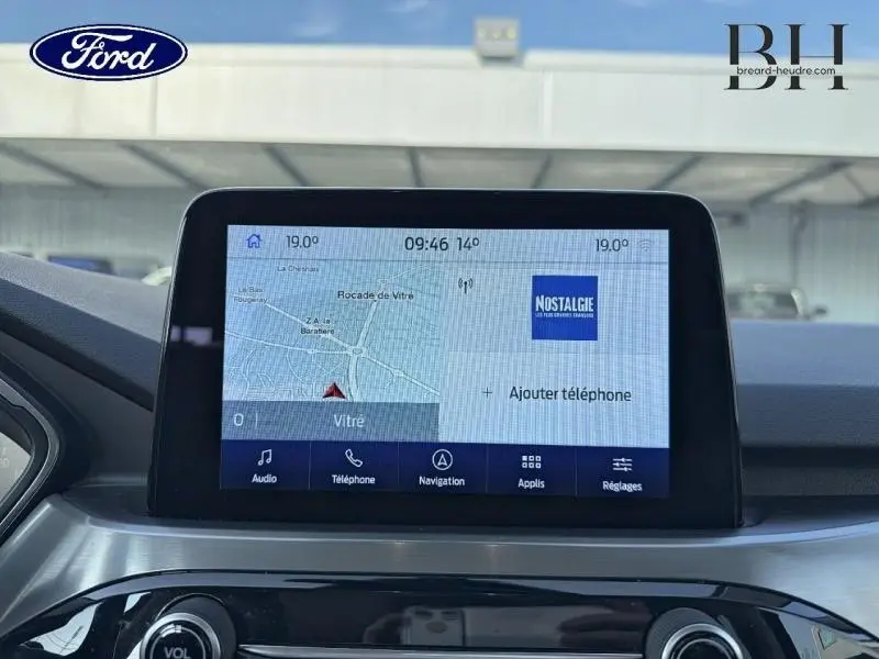 Écran tactile central du Ford Kuga 2020 affichant la navigation et les options multimédias, intérieur gris.