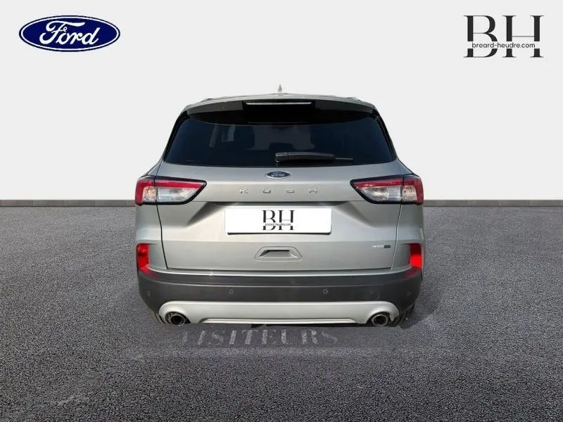 Vue arrière d'un Ford Kuga 2.0 EcoBlue gris Solar métallisé, avec double sortie d'échappement et feux arrière LED.