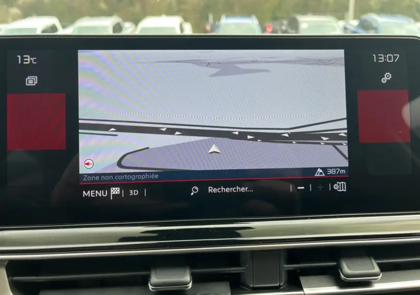Écran tactile central du Citroën C5 Aircross 2025 affichant la navigation GPS, avec tableau de bord noir brillant.
