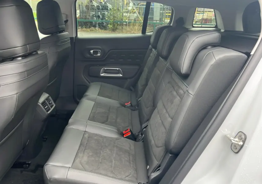 Vue intérieure des sièges arrière individuels en cuir noir du Citroën C5 Aircross blanc okénite, côté droit ouvert.