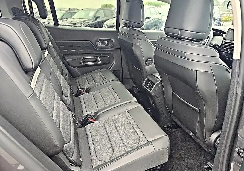 Vue intérieure côté droit sur la deuxième rangée de sièges individuels en cuir noir du Citroën C5 Aircross 2025.