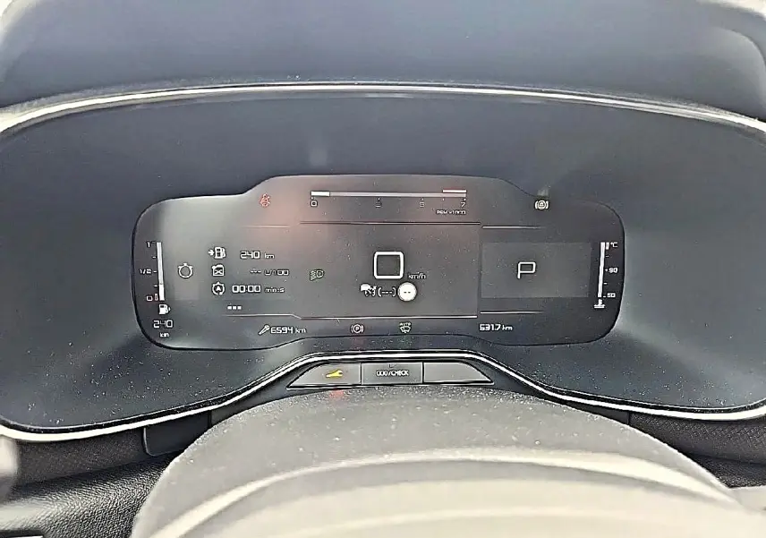 Vue rapprochée du tableau de bord numérique du Citroën C5 Aircross gris, affichant les informations de conduite et la vitesse à zéro.