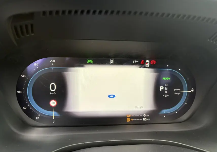 Combiné d'instruments digital du Volvo XC60 T6 AWD PHEV 350 Plus Style Chrome affichant la vitesse et l'autonomie.