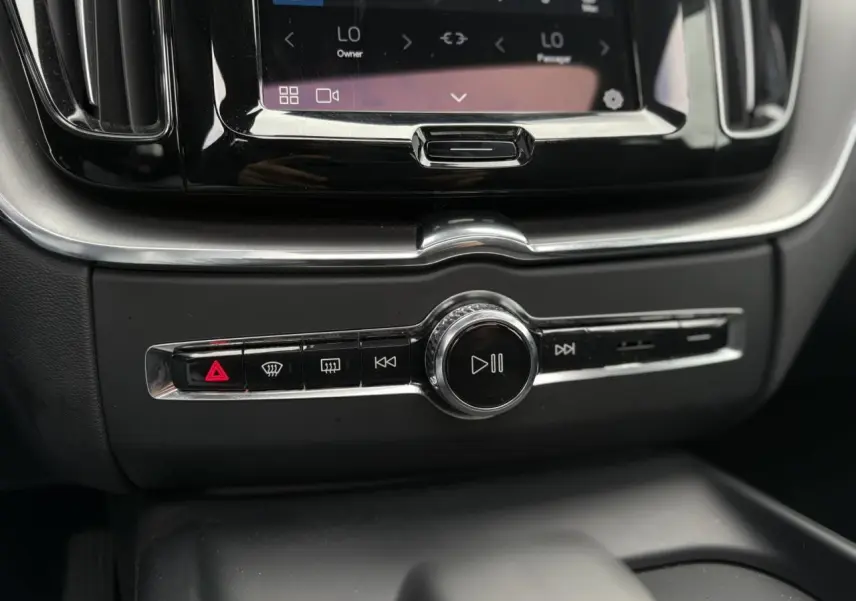 Détail de la console centrale du Volvo XC60 2024 avec commandes multimédia et climatisation intégrée.