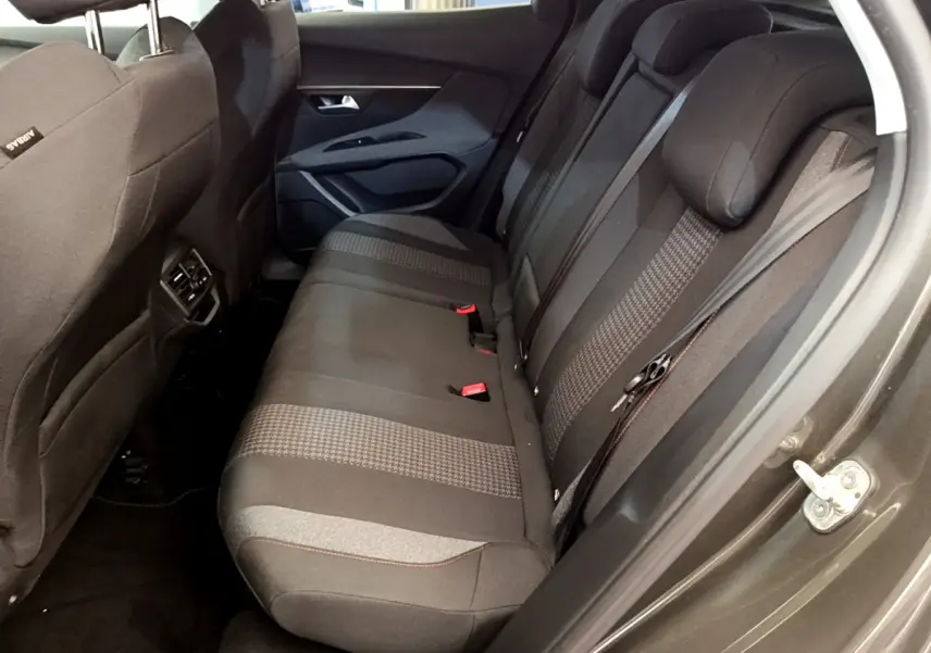 Vue intérieure côté droit montrant la banquette arrière noire du Peugeot 3008 Puretech 130 S&S Active 2020.