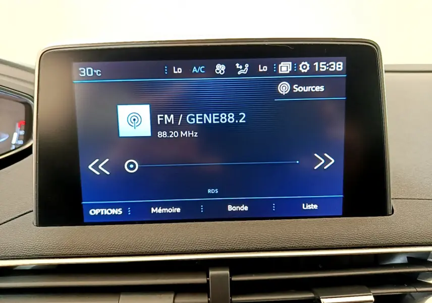 Écran tactile central du tableau de bord du Peugeot 3008 gris foncé affichant une radio FM à 88,2 MHz
