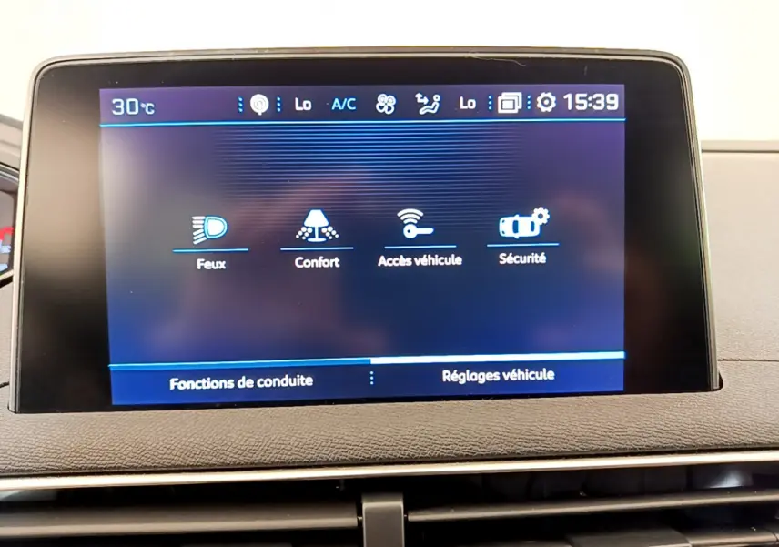 Écran tactile central affichant les réglages du véhicule dans le Peugeot 3008 gris foncé, vue de face rapprochée.