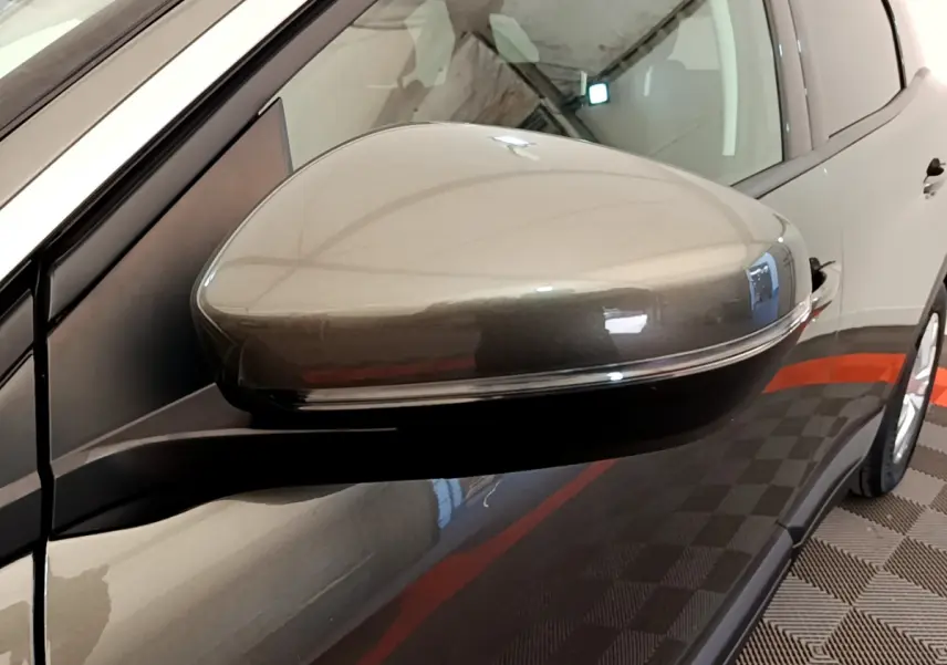 Rétroviseur côté gauche gris foncé du Peugeot 3008 Puretech 130 S&S ACTIVE 2020 avec clignotant intégré.