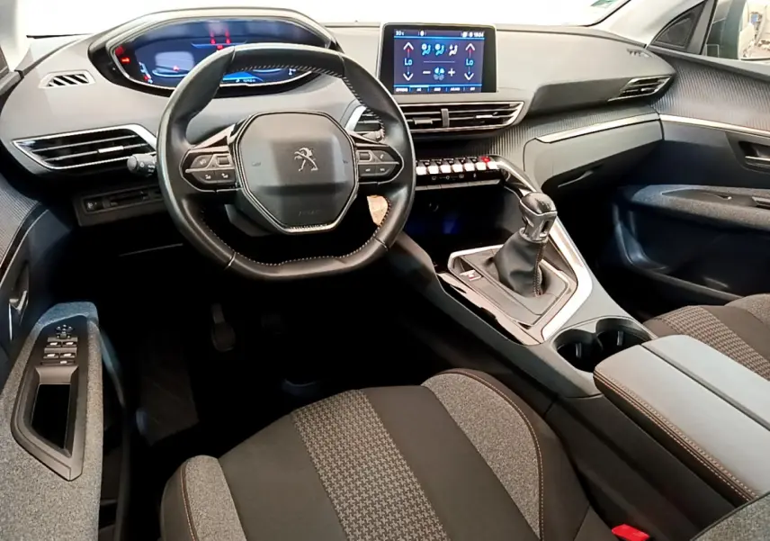 Intérieur Peugeot 3008 Puretech 130 vue côté conducteur, volant cuir, écran tactile et levier de vitesse manuel.