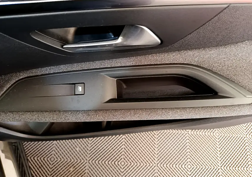 Poignée intérieure côté gauche en plastique noir et tissu gris foncé du Peugeot 3008 Puretech 130 S&S ACTIVE 2020