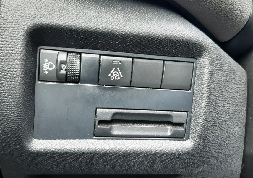 Détail du tableau de bord côté gauche du Citroën C5 Aircross blanc 2020, avec commandes d’éclairage et d’aide à la conduite.