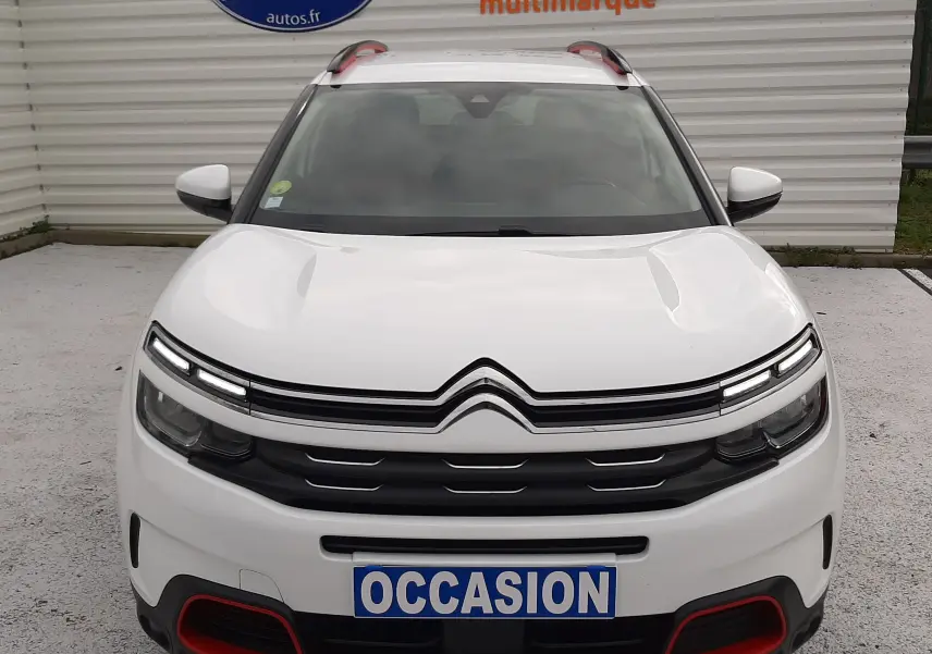 Vue avant d'un Citroën C5 Aircross blanc 2020 avec détails rouges sur le pare-chocs et calandre noire.