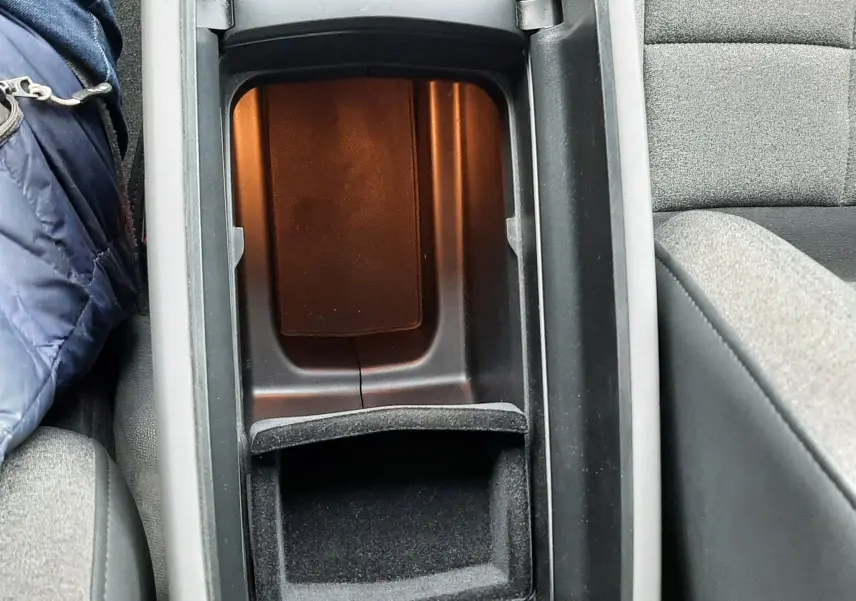 Vue rapprochée de la console centrale ouverte du Citroën C5 Aircross 2020, intérieur gris avec rangement éclairé.