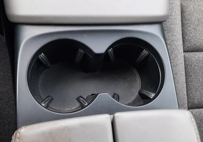 Gros plan sur les porte-gobelets noirs au centre de la console d'une Citroën C5 Aircross 2020, intérieur gris.