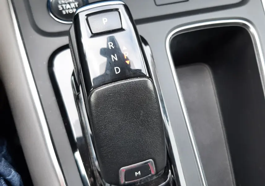 Le levier de vitesses automatique noir du Citroën C5 Aircross 2020 vu en gros plan, avec bouton start/stop en arrière-plan.