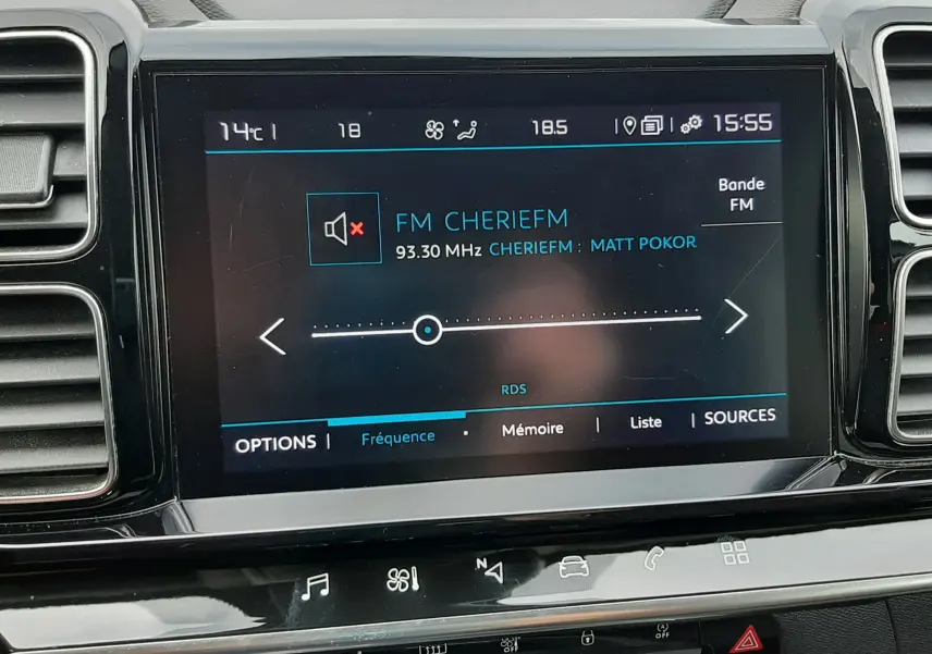 Écran tactile central du tableau de bord du Citroën C5 Aircross blanc de 2020, affichant la radio FM Cheriefm.