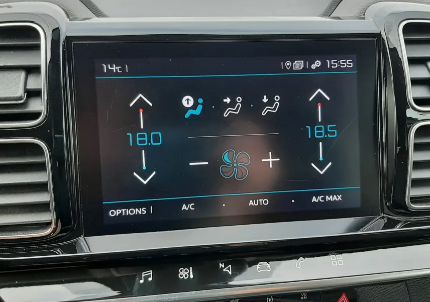 Écran tactile central de la Citroën C5 Aircross blanc, affichant la climatisation avec réglages de température à 18°C.