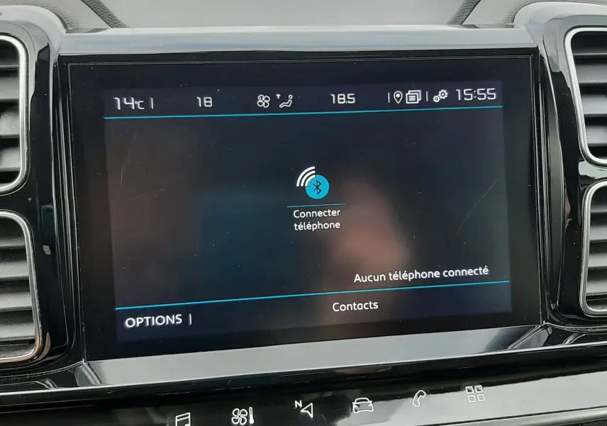Vue rapprochée de l'écran tactile central noir du tableau de bord du Citroën C5 Aircross 2020, affichant la connexion Bluetooth.