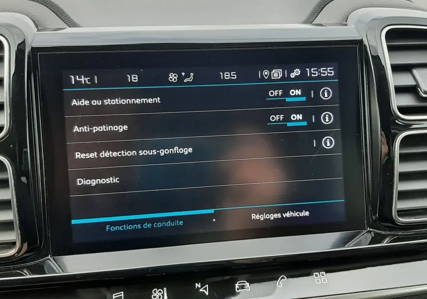 Écran tactile central du tableau de bord du Citroën C5 Aircross 2020 montrant les réglages d’aide à la conduite.