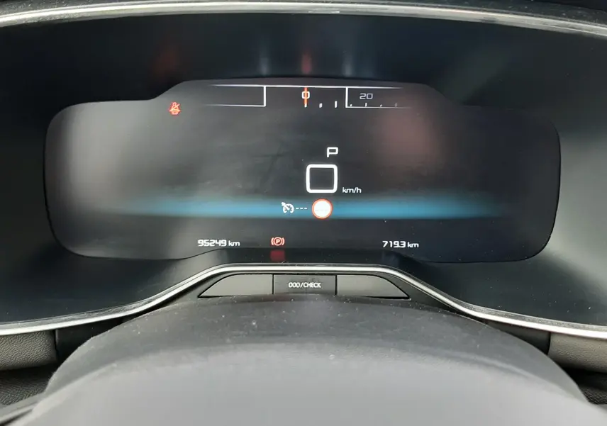 Vue rapprochée du tableau de bord numérique du Citroën C5 Aircross 2020, affichage en mode parking, intérieur gris.