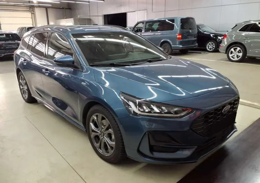 Ford Focus SW Bleu Azur en 3/4 avant droit, avec calandre noire ST-Line et jantes alliage 17 pouces.