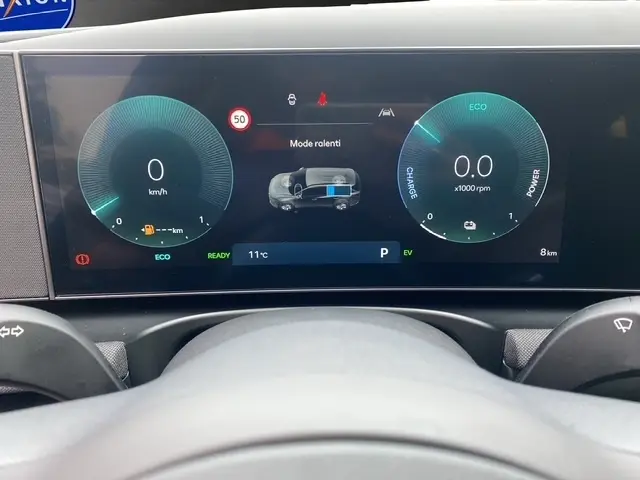 Vue du combiné d'instruments numérique du Hyundai Tucson 1.6 Hybrid 2026, affichage multifonctions en mode ralenti.