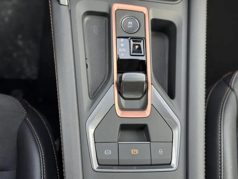 Vue rapprochée de la console centrale du CUPRA Formentor 2026 avec levier de vitesse DSG7 et cadre cuivre.