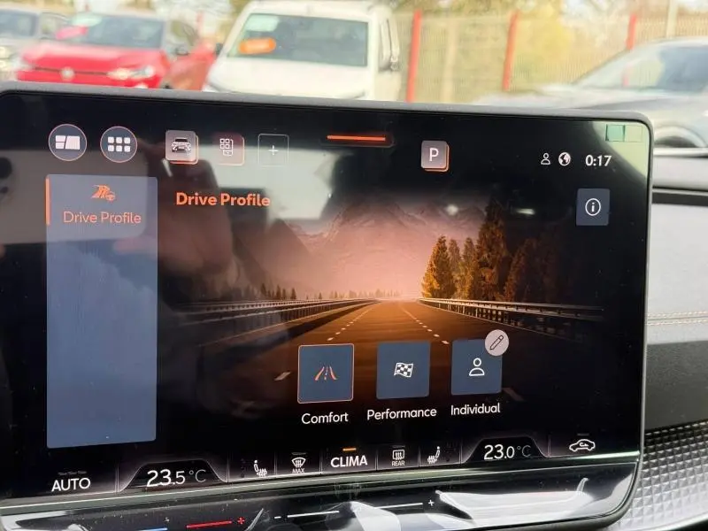 Écran tactile intérieur du CUPRA Formentor 2.0 TDI 150ch V DSG7 affichant les modes de conduite, avec interface moderne et température ambiante.