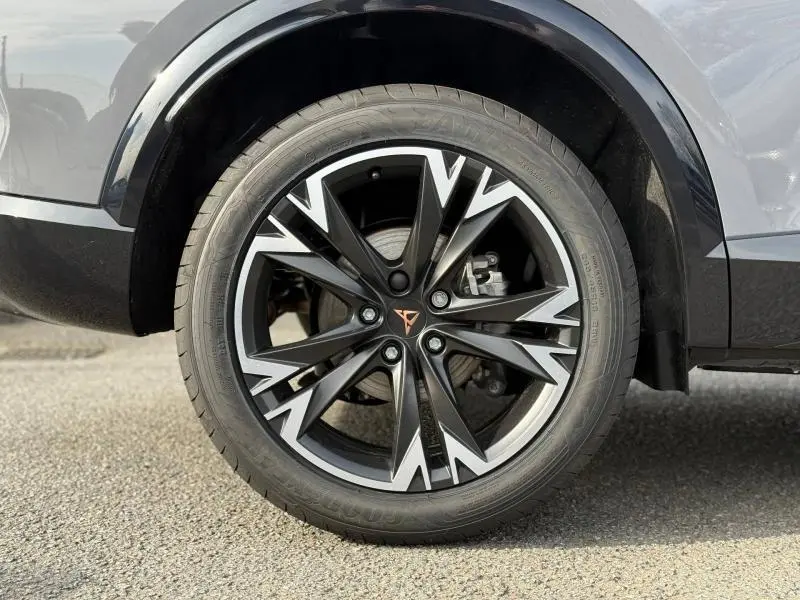 Gros plan sur la roue avant droite du CUPRA Formentor 2.0 TDI 150ch 2026 en Gris Graphène personnalisé avec jante noire et argentée.
