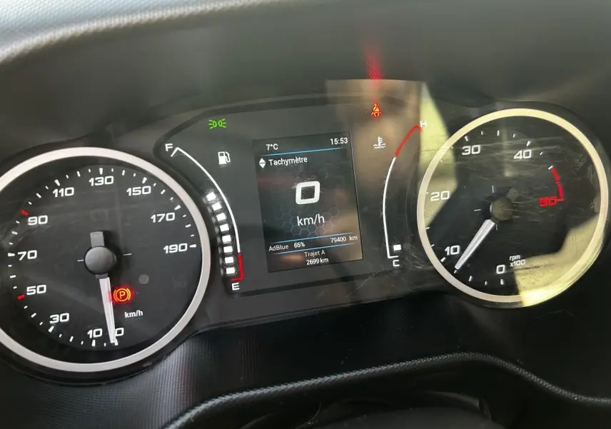 Tableau de bord du IVECO Daily blanc 2020 montrant vitesse, compte-tours, jauge carburant et température moteur.